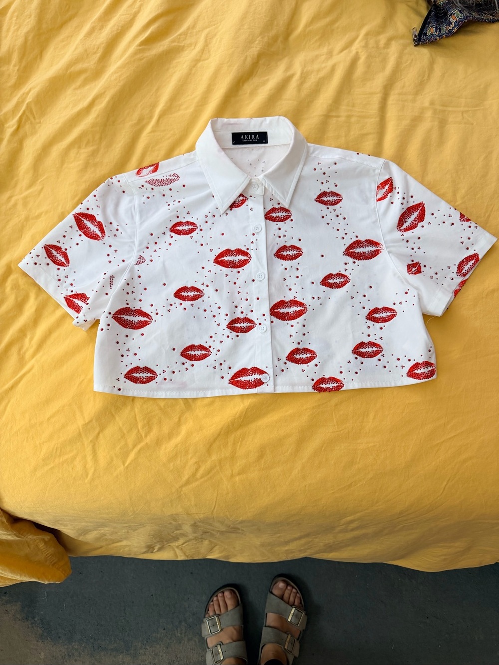 AKIRA White Cropped Button-Down Shirt with Red Lip Print